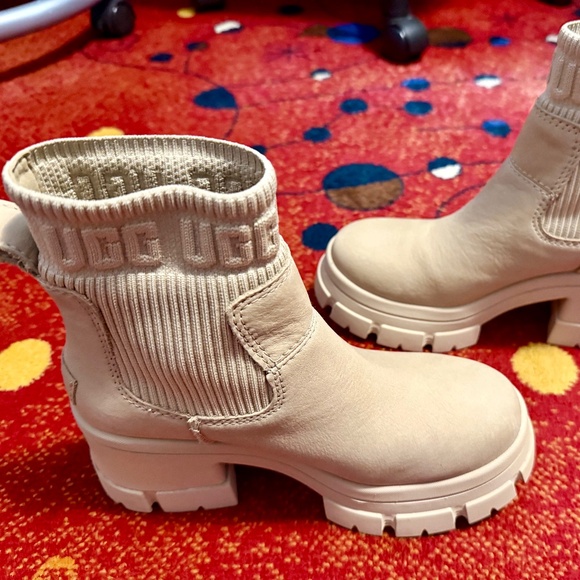 Like New! Ugg Brooklyn Chelsea Boots - Picture 1 of 5